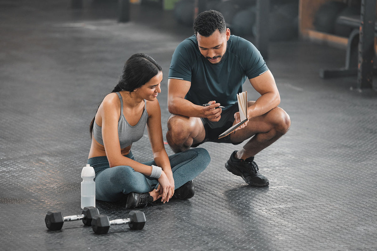 Fitness Frau und Trainer