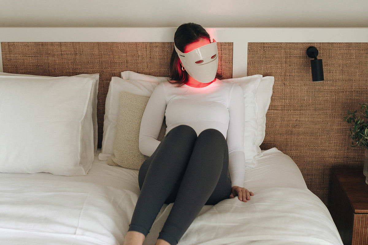 Frau mit Spacegarden LED Maske