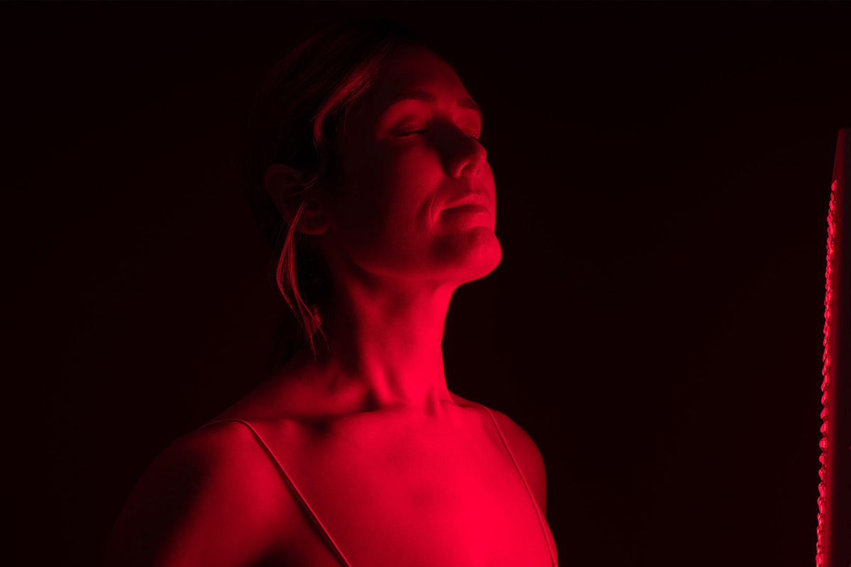Frau in Rotlicht