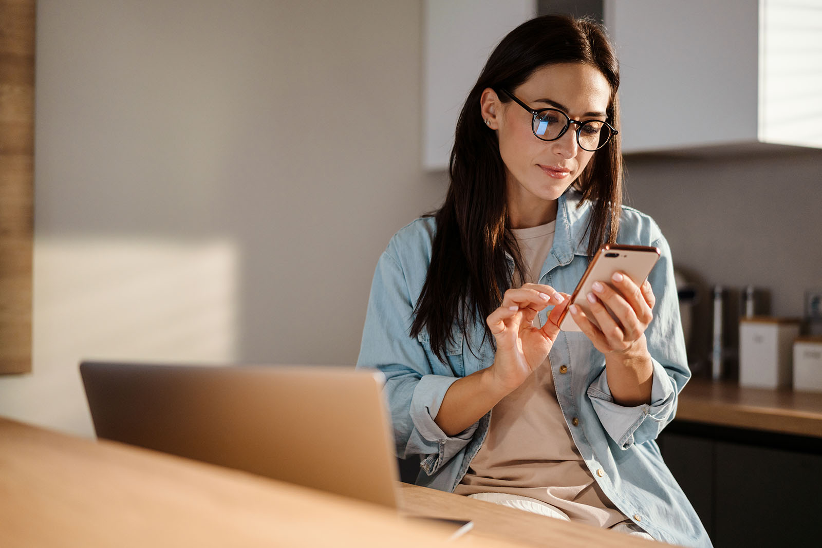 Eine Frau recherchiert ein Supplement mit ihrem Smartphone