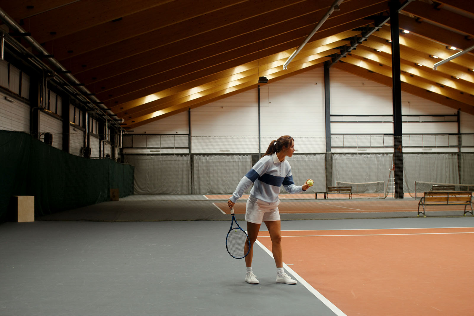 Frau die Tennis spielt